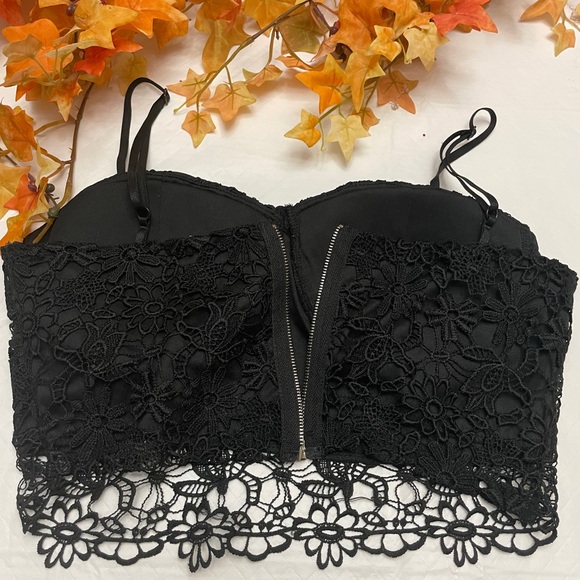 Acemi Black Lace Bra in Size large. Unadjustable Zippered back. - Picture 3 of 9